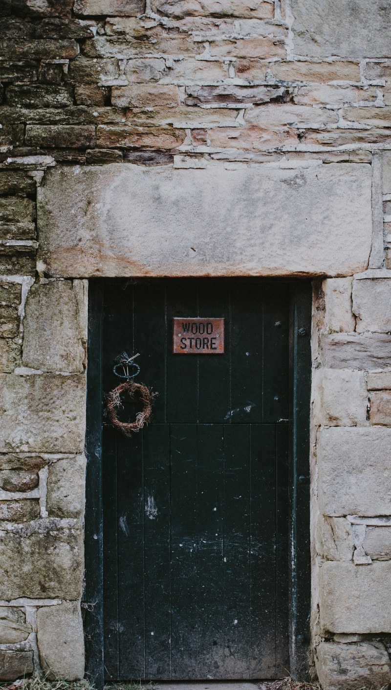 wood store with wreath 4k