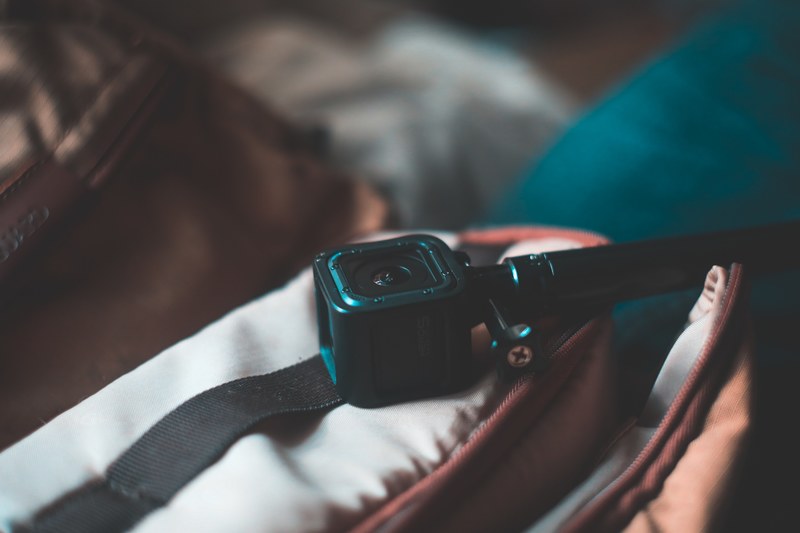 hero 5 camera on a tripod resting on an orange bag, going pro 4k