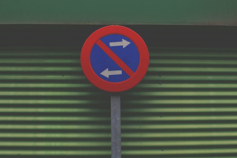 red blue traffic sign with two arrows in either direction and red line through the middle, red blue traffic sign 4k
