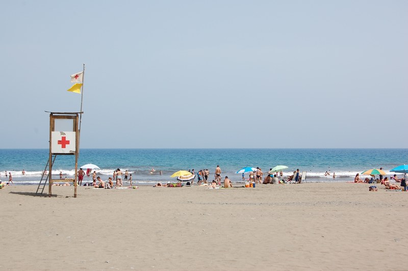 lifeguard tower on crowdy sand beach in gran canaria, crowdy beach in gran canaria 4k