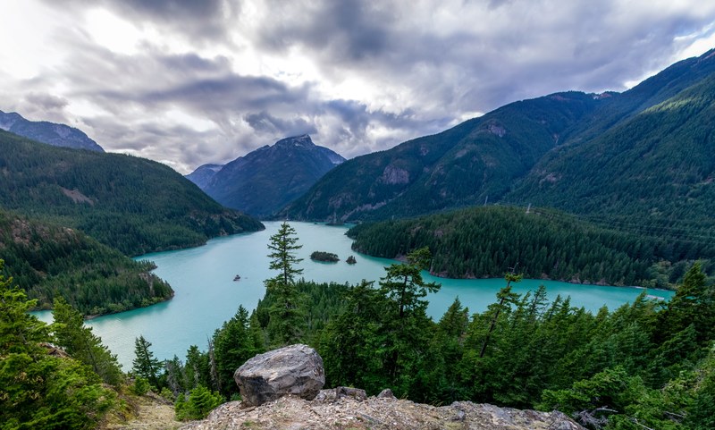 view from a rocky ledge on a beautiful azure lake in the mountains, mountain landscape with a lake 4k