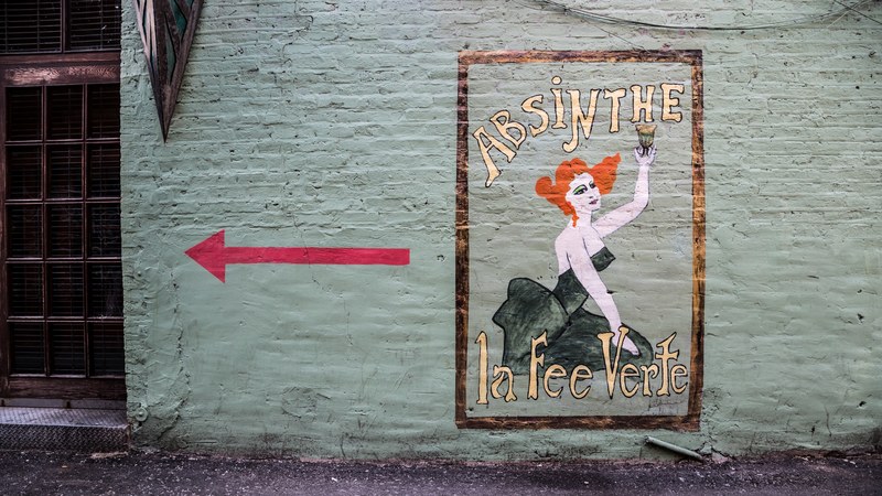 absinthe arrow wall and streetart 4k