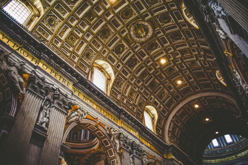 the ornate gold carved ceiling in st peters basilica in vatican city, st_ peters vatican city 4k