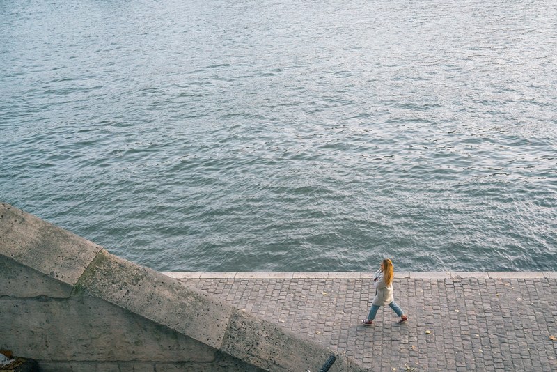 walking alone beside the seine 4k