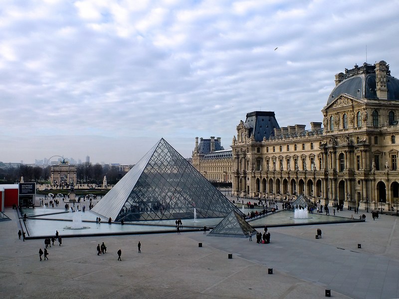 tourists with the landmark pyramid outside the louvre museum in paris france, _louvre pyramid 4k