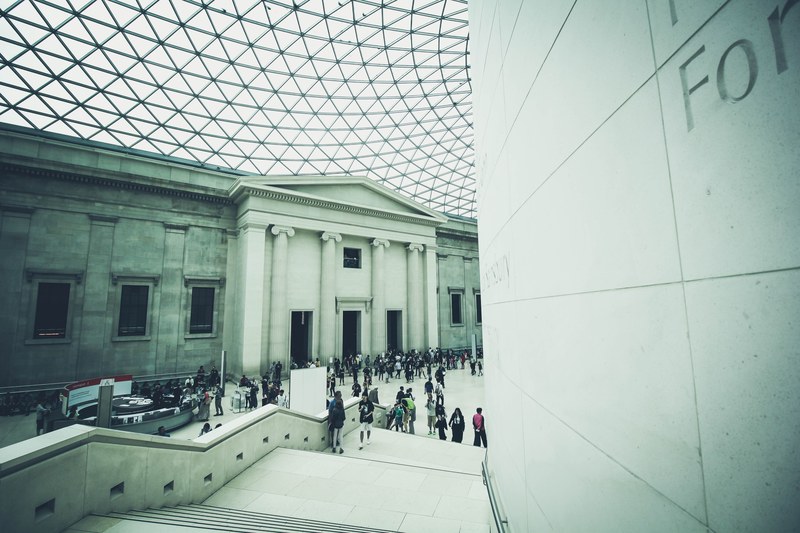 crowds of tourists in the neoclassical interior of the british museum, tourists at the british museum 4k