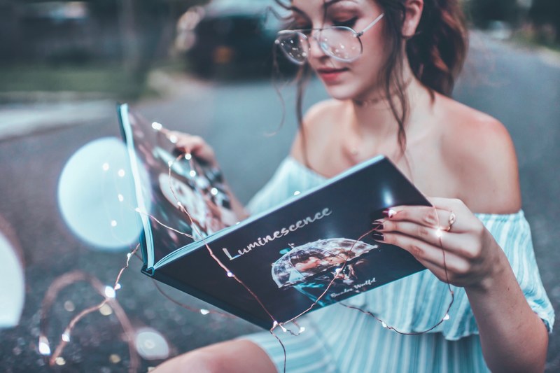 woman female glasses and fairy lights 4k
