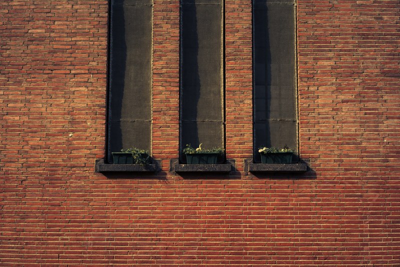 three somber windows 4k