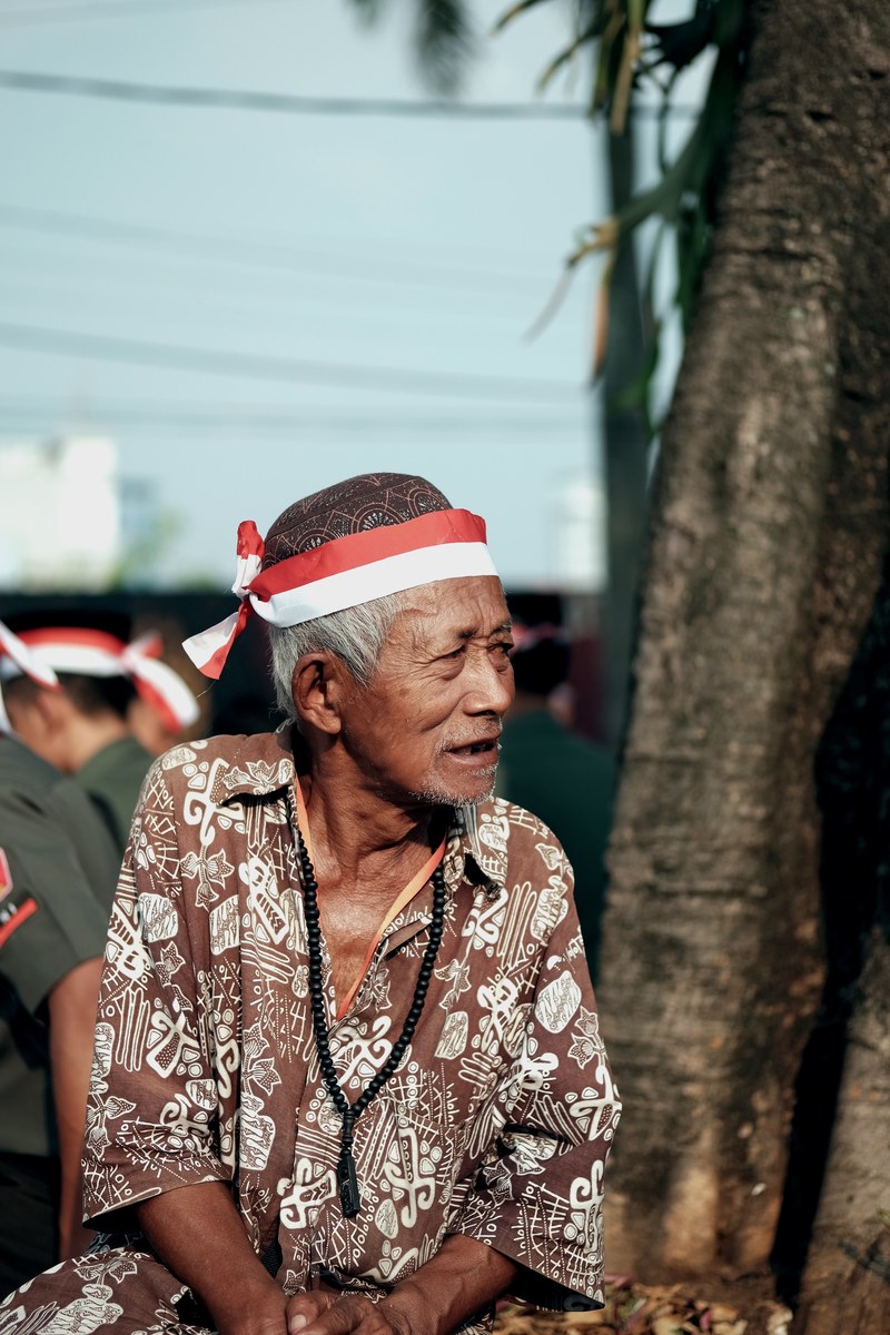 an old man in bandung wears a headband of the indonesian flag, _indonesian veteran 4k
