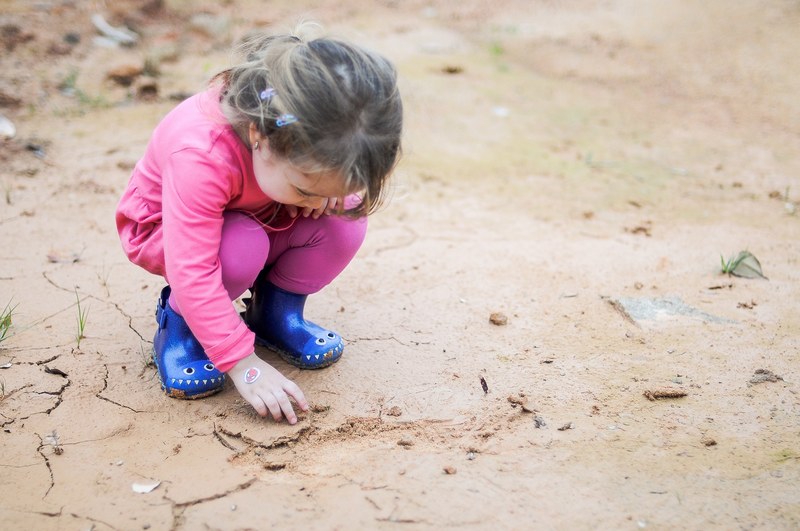 a little girl playing in the sand, _mud ness 4k