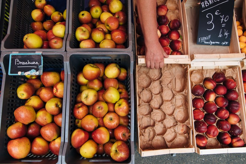 bushels of apples in baskets at an outdoor fruit market, apples for sale 4k