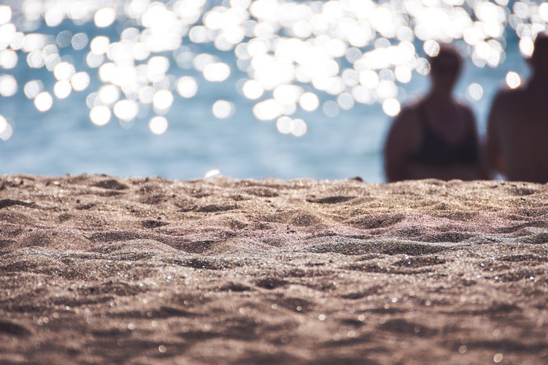 fine sand with the people and the ocean in the background at falassarna beach, fine sand at falassarna beach 4k