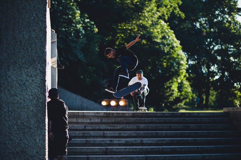 skateboarders do trick jumps down stairs, skateboard tricks 4k