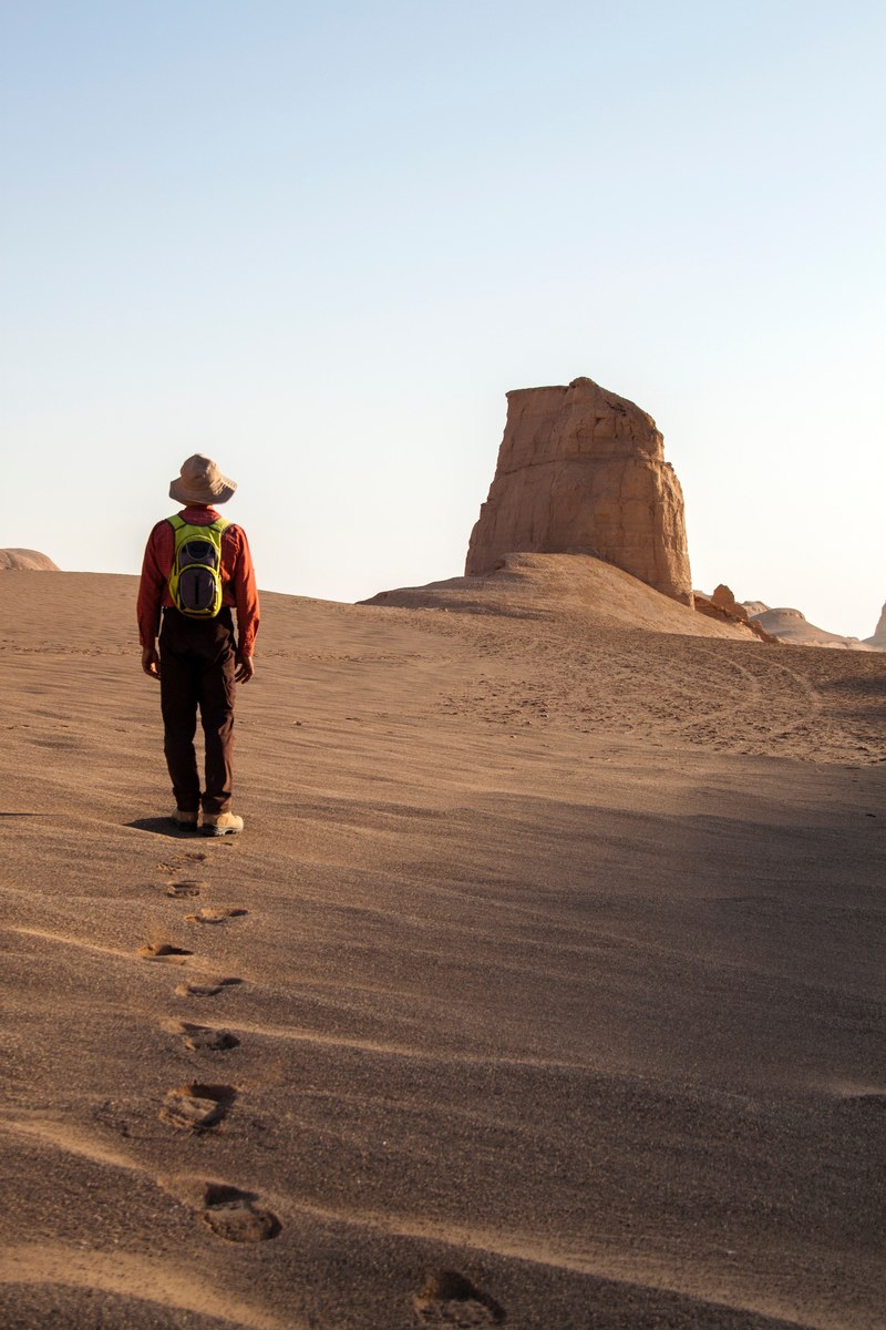 hiker walks alone through the dry sands of shahdad desert, shahdad desert 4k