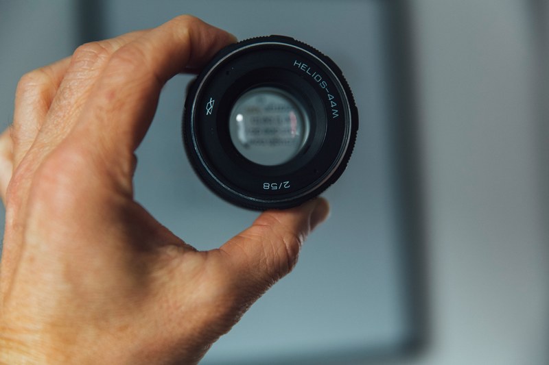 len lense hand and optometrist 4k