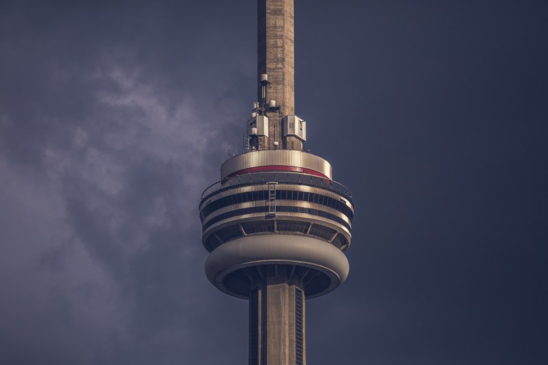 torontos cn tower building on a dark gray sky, cn tower at dusk 4k