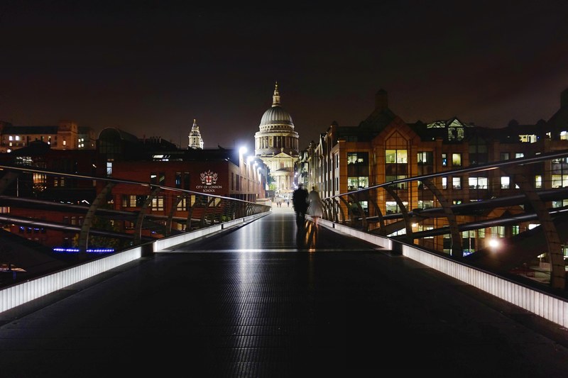 millennium bridge midnight crossing 4k