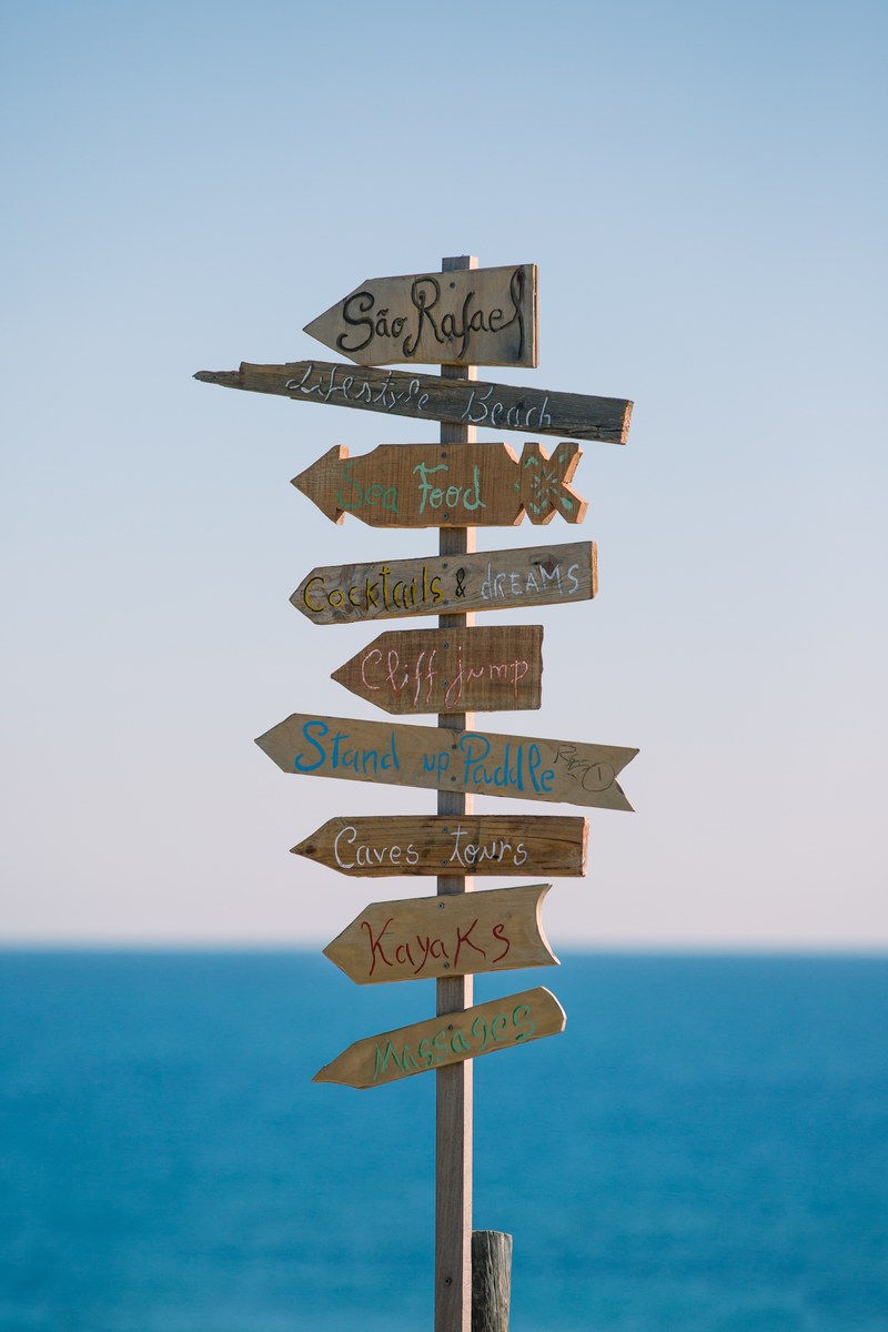 signs at the beach 4k