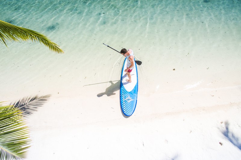 paddling in the maldives 4k