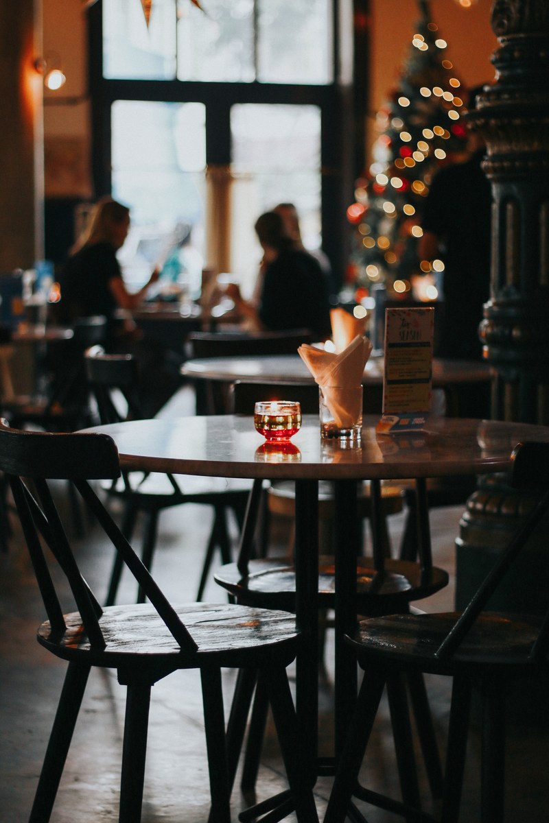 christmas tree lights bokeh and table hd, 4k