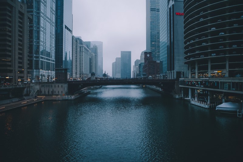 a bridge over a river in chicago on a cloudy day, chicago waterfront 4k