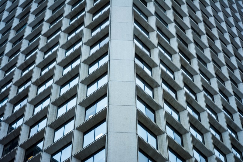 macro view of reflective windows in a grid pattern on a skyscraper facade, reflective skyscraper windows 4k