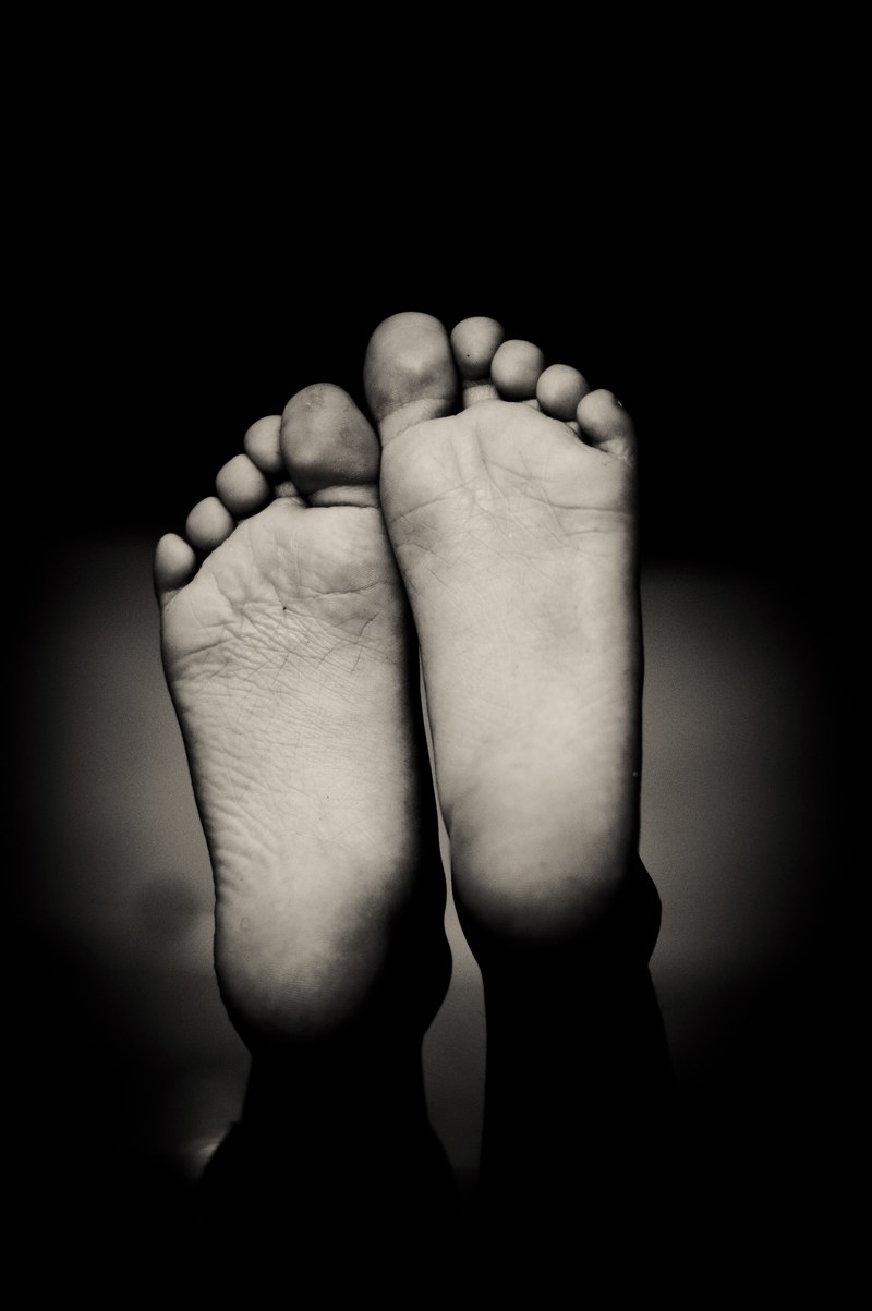 black and white macro shot of childs feet in yuriria, childs feet yuriria 4k