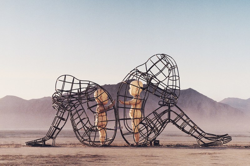 burning man wire sculpture with baby dolls in black rock desert, alexander milov love 4k