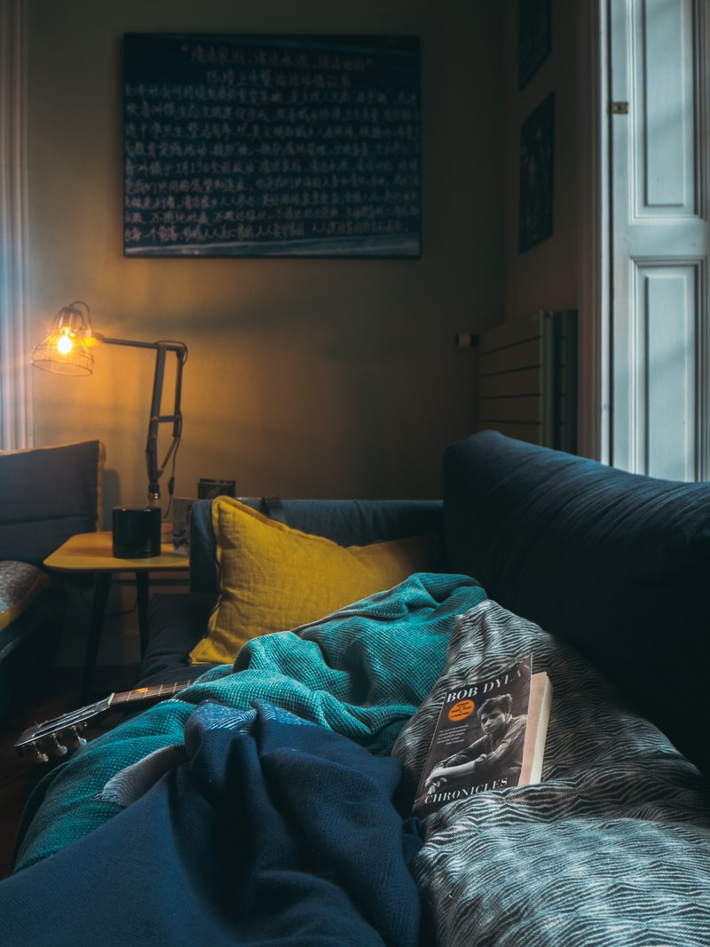 bob dylan chronicles book on blankets on a couch, _bob dylan chronicles book 4k