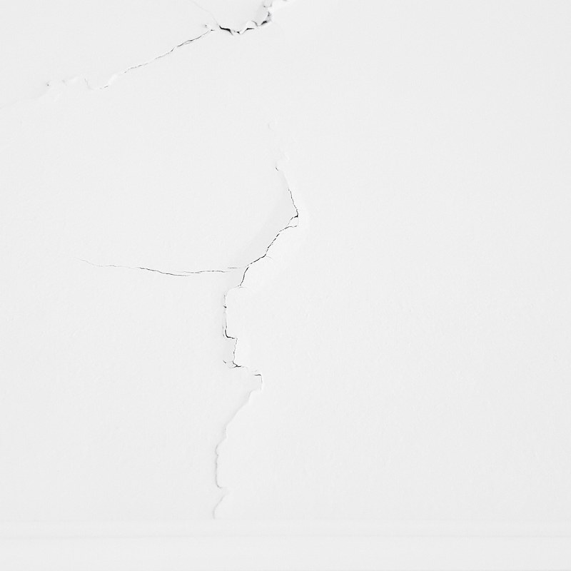 white crack wall and paint 4k