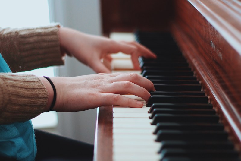 piano pianist play and playing 4k