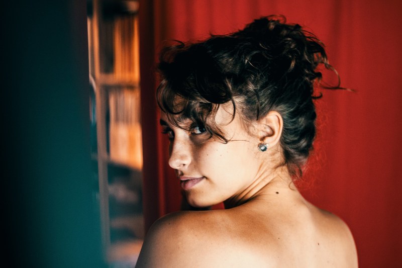 woman looking over shoulder portrait and freckle 4k