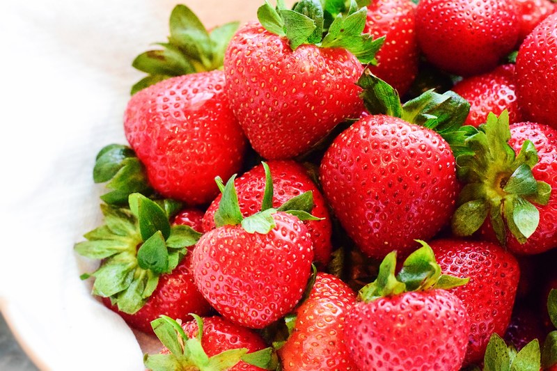 bowl of freshly washed strawberries ready to eat, a bowl of delicious strawberries 4k