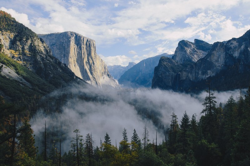mist over the bottom of yosemite valley with view on el capitan, fog in yosemite 4k