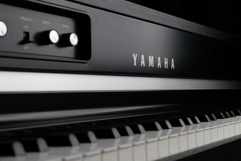 a close up of a black and white yamaha keyboard, yamaha piano 4k