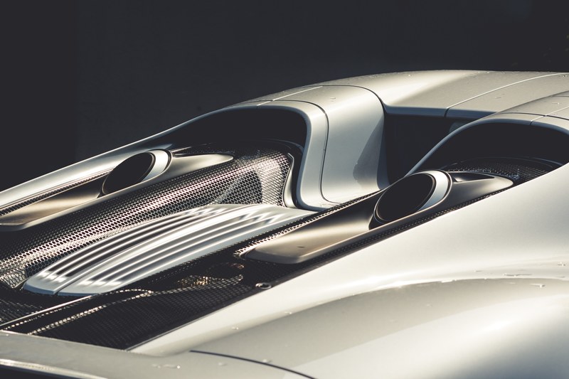 rear view of a silver porsche 918, _silver porsche 918 4k