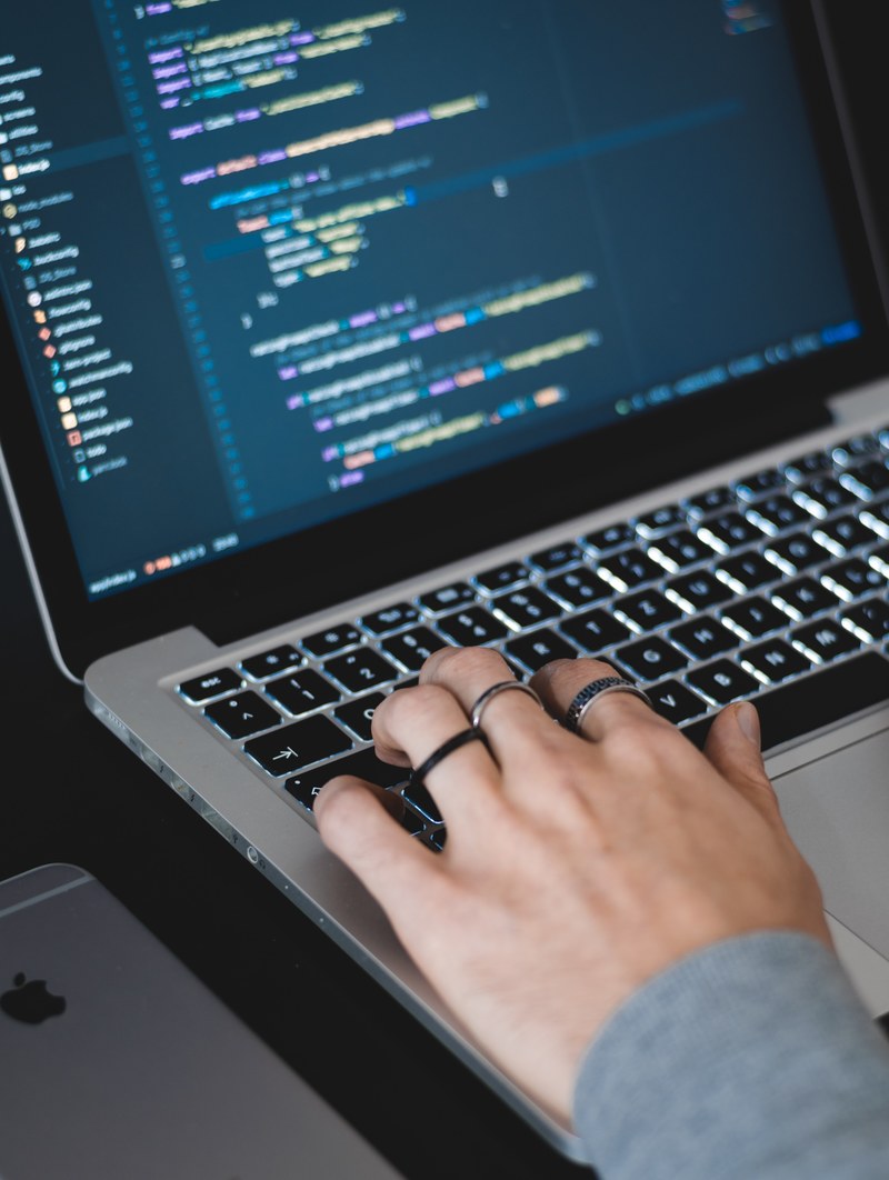 coder working on macbook pro 4k