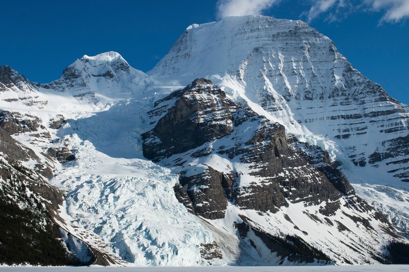 bright blue skies meet the white snow atop mount robson in british columbia canada, blue skies and snow at mount robson 4k