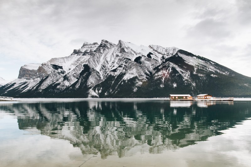 lake minnewanka ft cascade mountain 4k