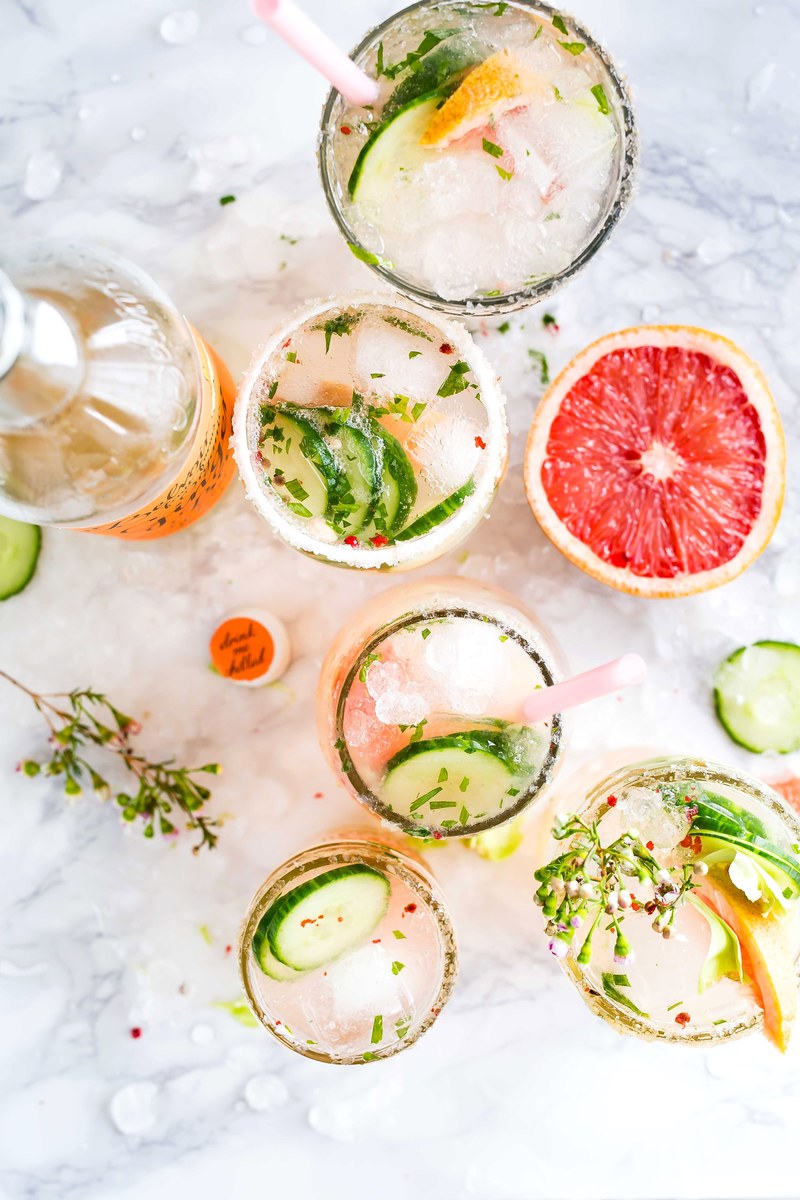 macro view of the top of cocktail drinks with sliced cucumber and grape fruits, happy hour 4k