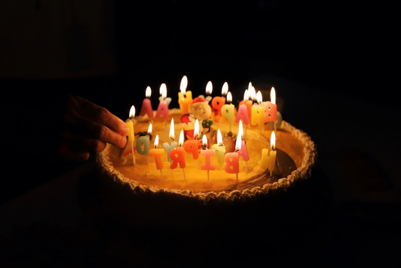 cake candles flame and burning 4k