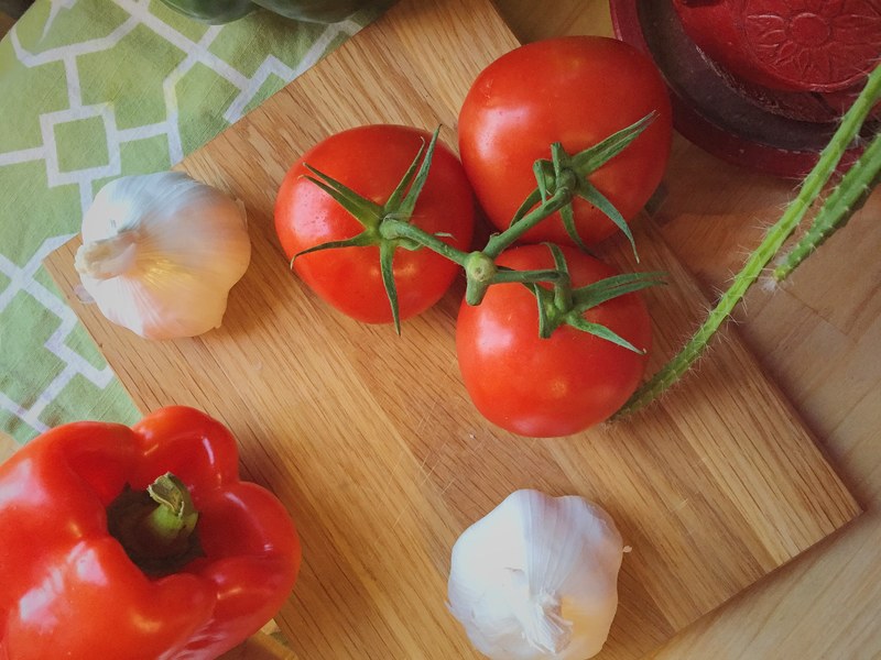 fresh tomatoes garlic and peppers on a cutting board, pasta sauce ingredients 4k