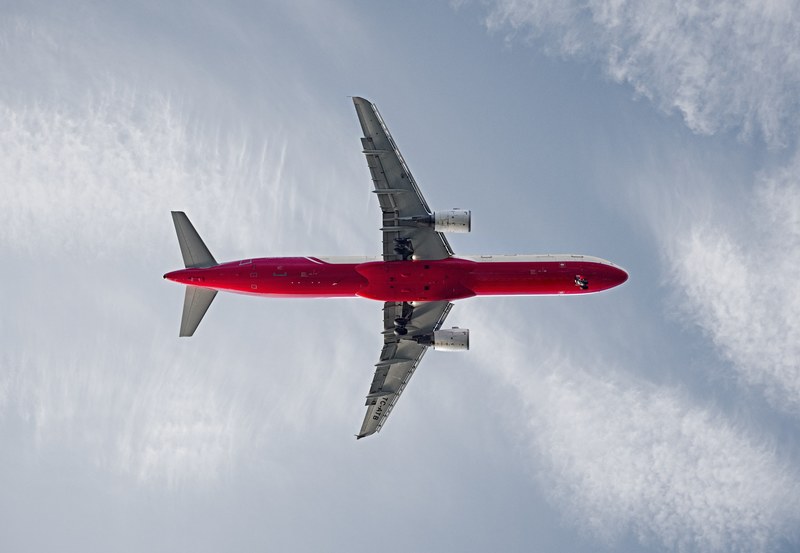 a plane is seen flying across the sky in ciroz halk plaj, _landing 4k