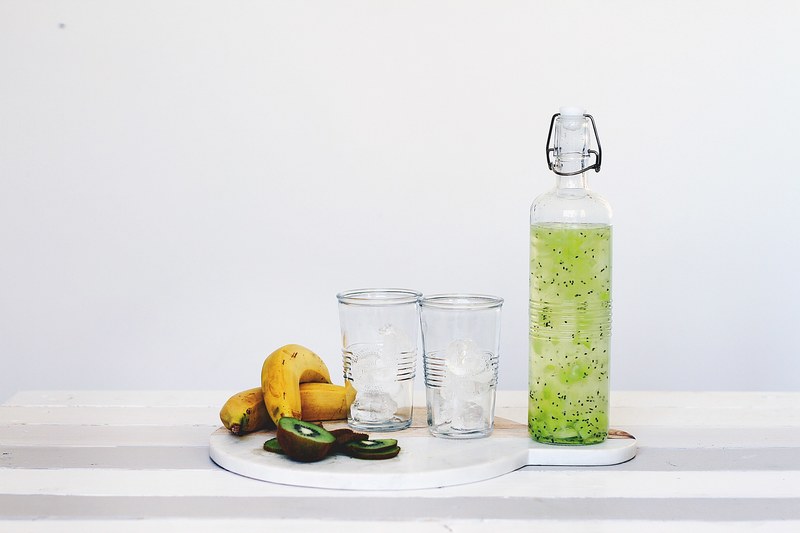 a platter of bananas cut kiwis glasses and kiwi water, kiwi water 4k