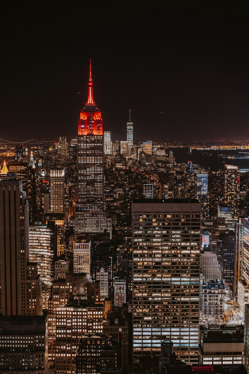 the new york skyline lit up at night, bright new york skyline 4k