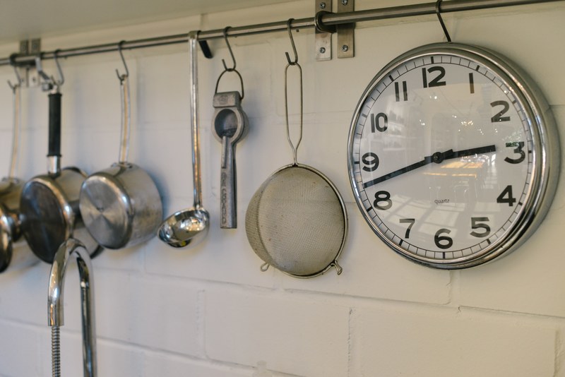 kitchen utensil and clock 4k
