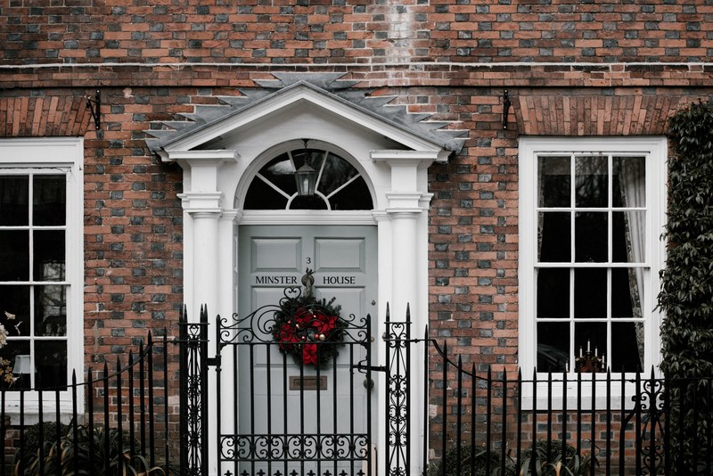 christmas wreath on door 4k