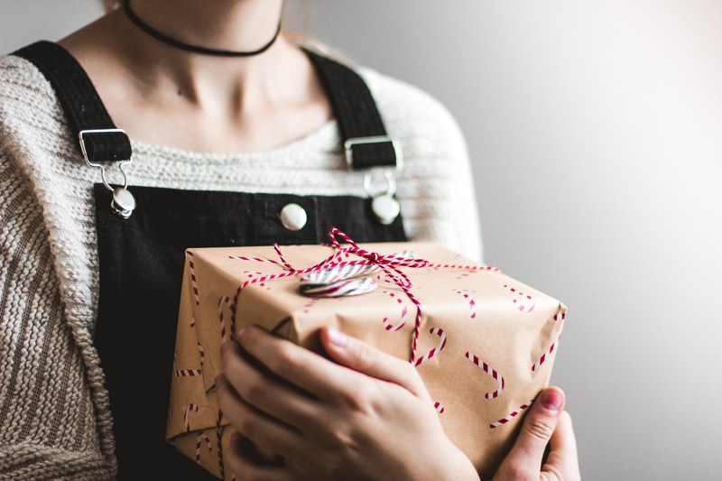 woman female gift and present 4k