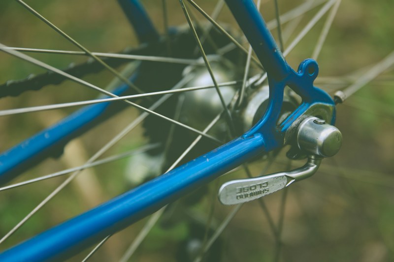 spokes and framing details on a blue bicycle, bike wheel 4k