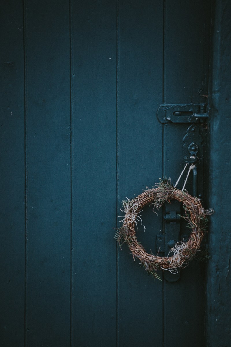 wreath on blue door 4k